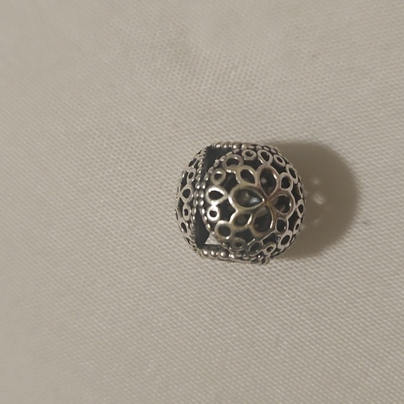 Pandora - Picture 4 of 5